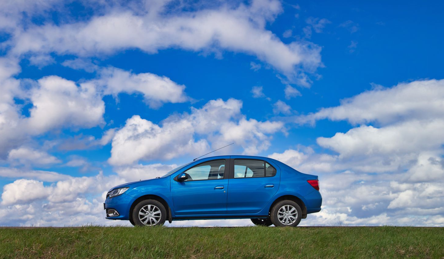 auto azzurra su strada