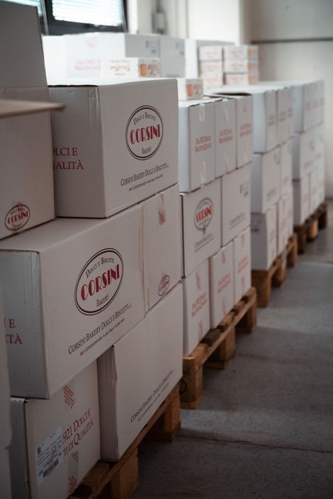 In un magazzino, pile di scatole di cartone bianco con l'etichetta 