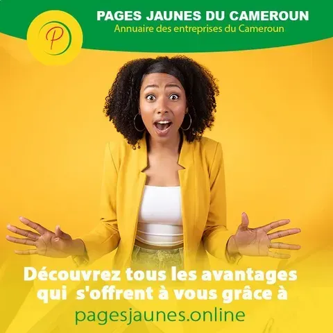 Une femme portant une veste jaune se tient debout devant un fond jaune.