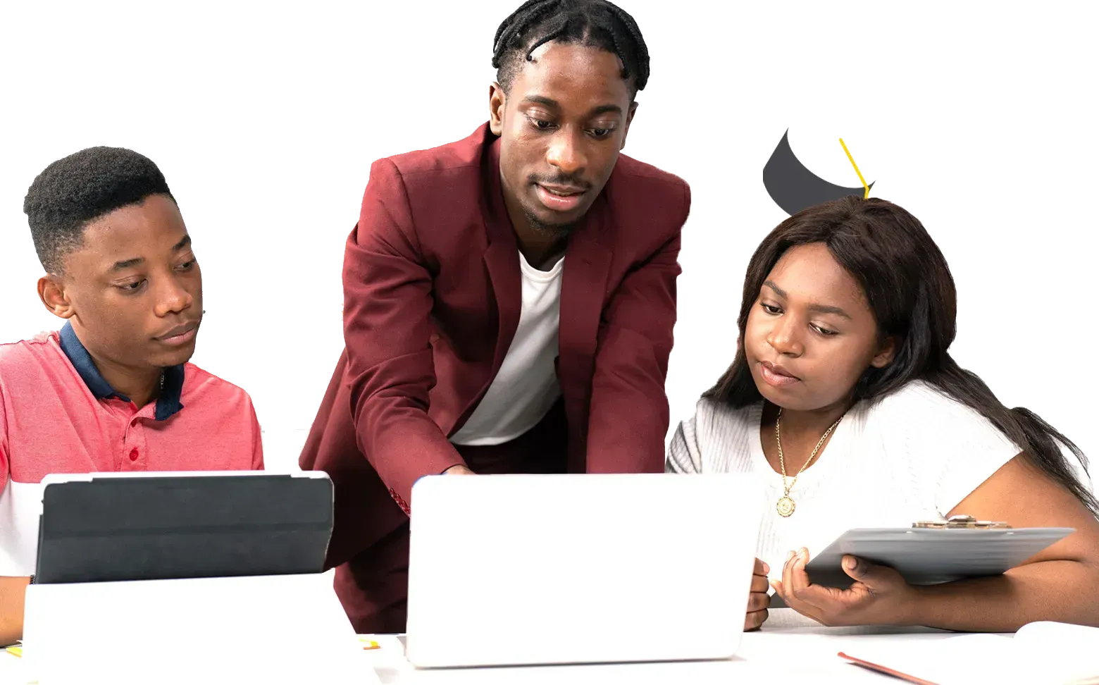 Un groupe de personnes sont assises à une table et regardent un ordinateur portable.