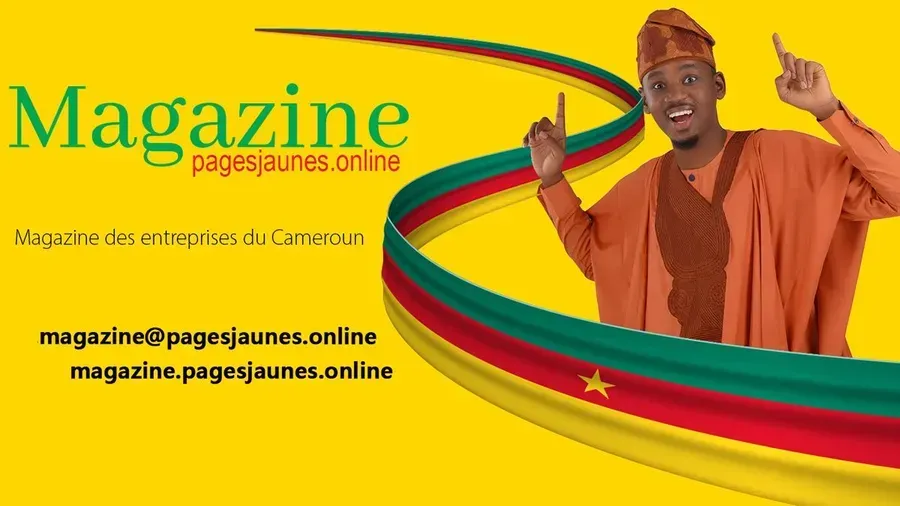 Un homme se tient devant un fond jaune sur lequel est écrit magazine