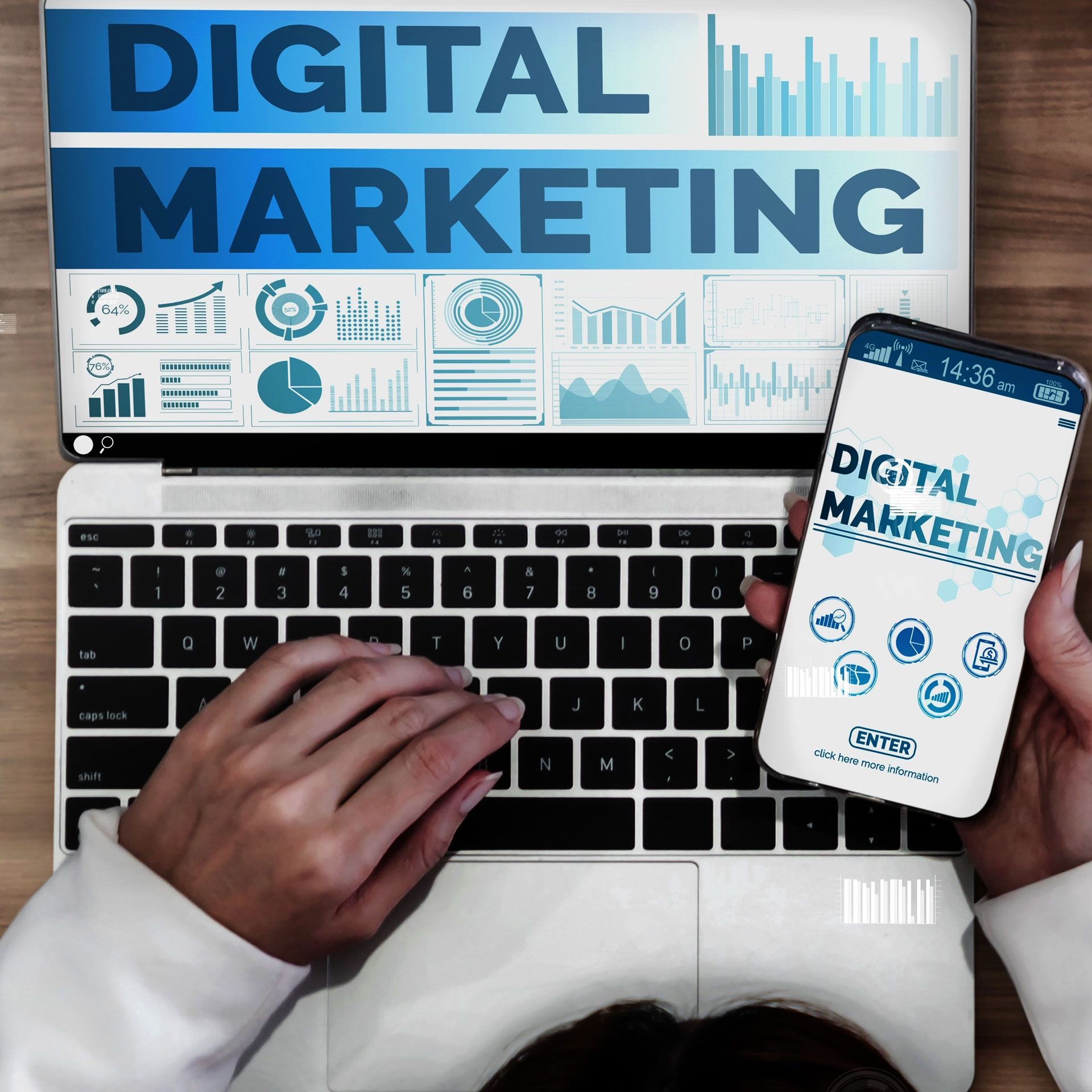 Une personne tape sur un ordinateur portable et tient un téléphone sur lequel est écrit marketing numérique