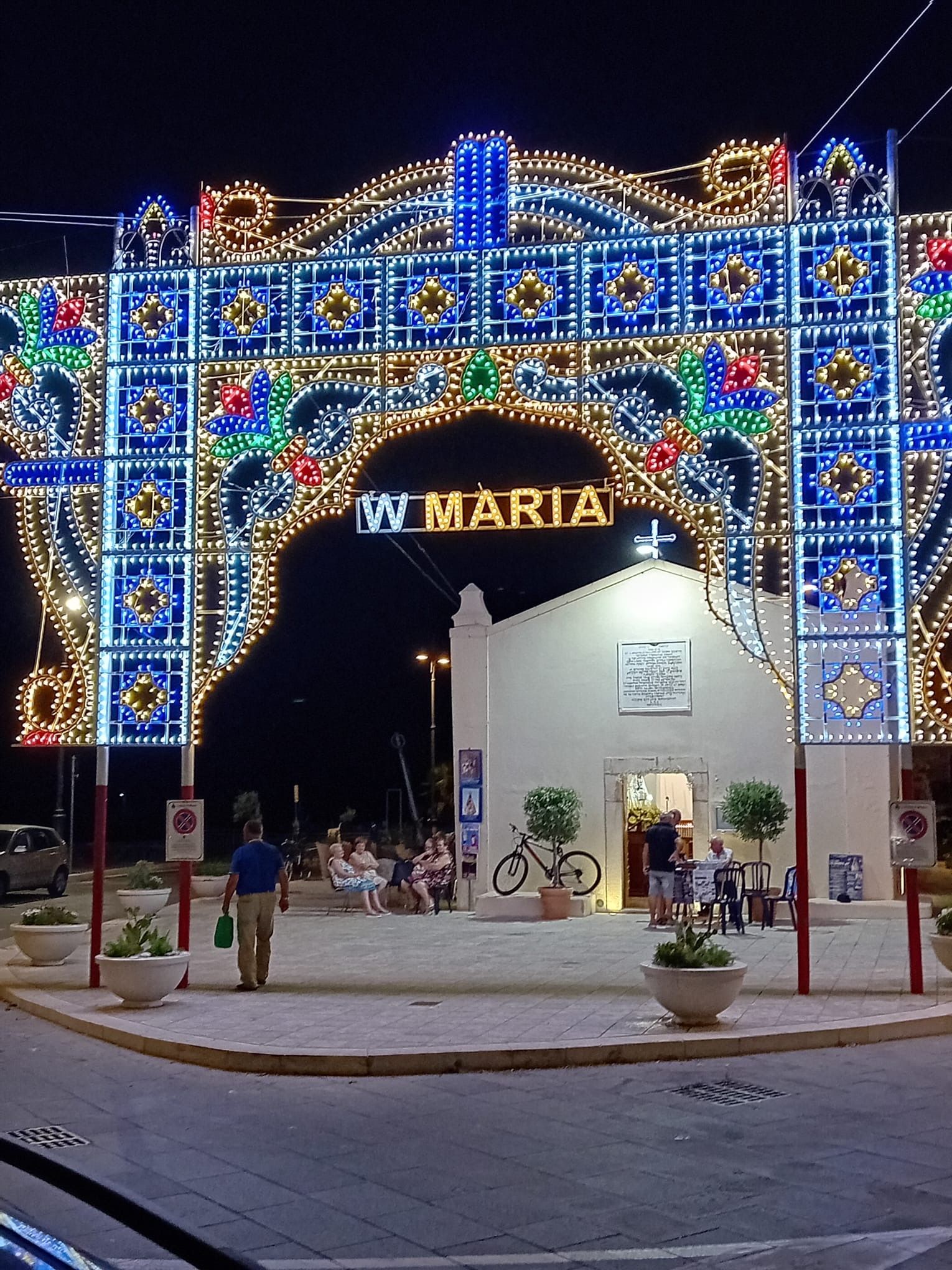 Un arco decorativo illuminato con la scritta 