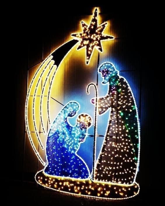 Presepe miniato con Maria, Giuseppe, Gesù bambino e una stella su una falce di luna.