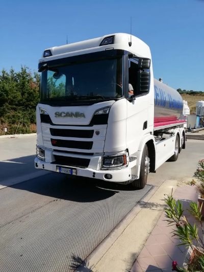 Camion per trasporto acqua aziendale