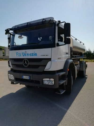 Camion per trasporto acqua aziendale