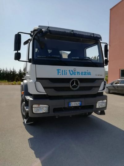 Camion per trasporto acqua aziendale