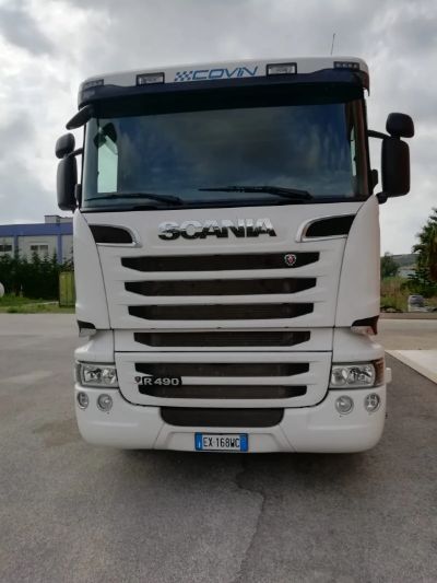 Camion per trasporto acqua aziendale