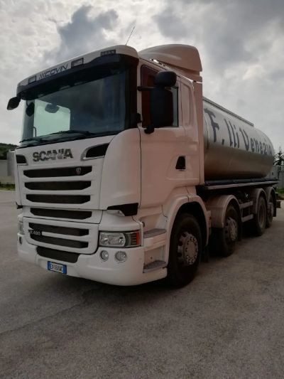Camion per trasporto acqua aziendale