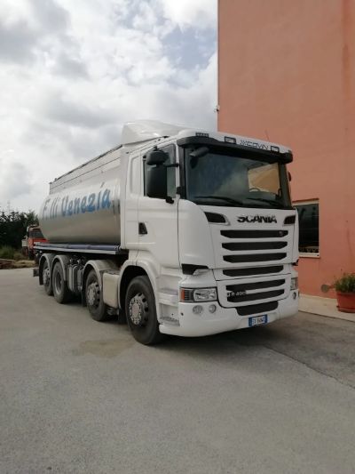 Camion per trasporto acqua aziendale