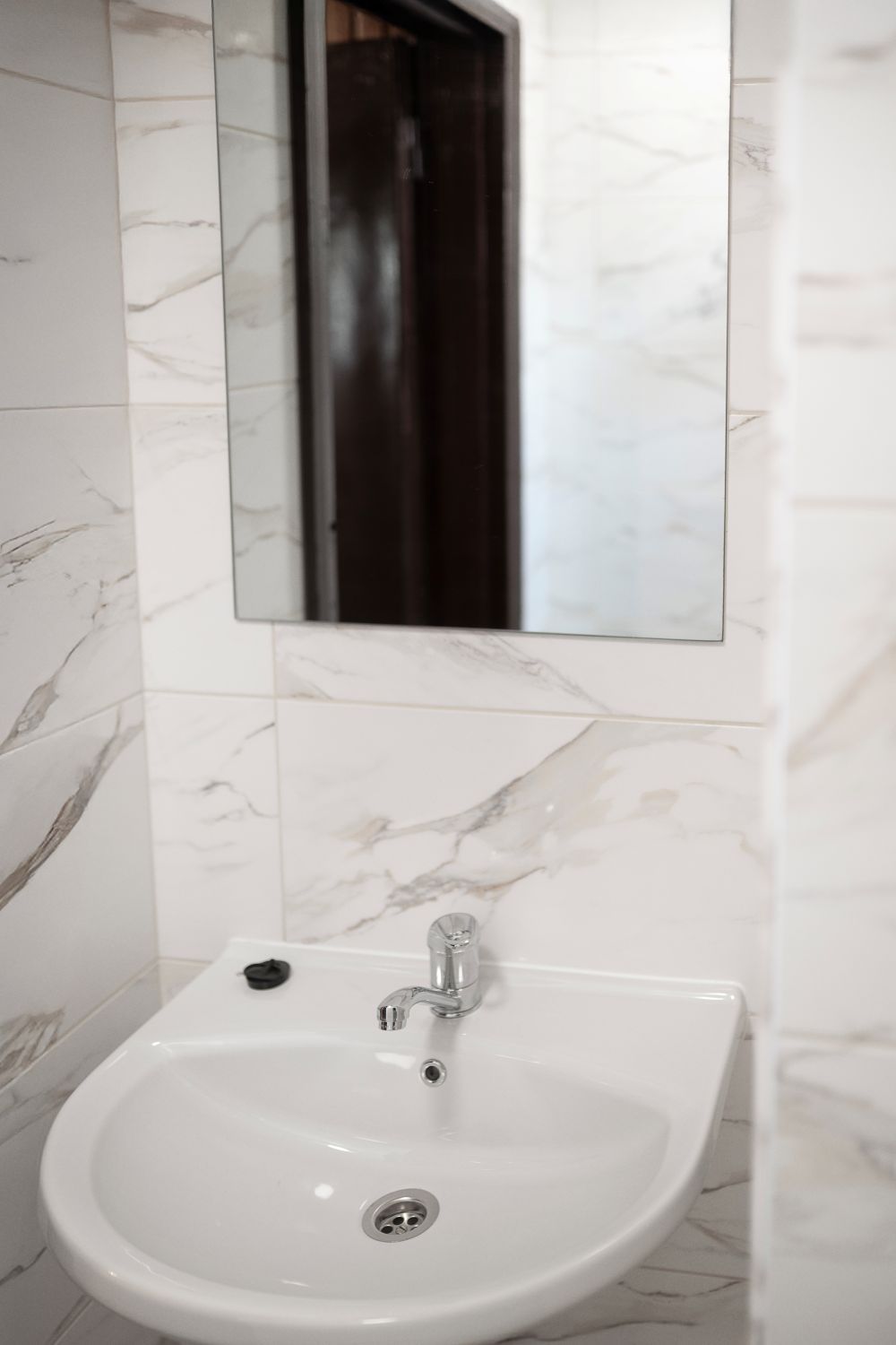 Vonios kriauklė su veidrodžiu virš jos.