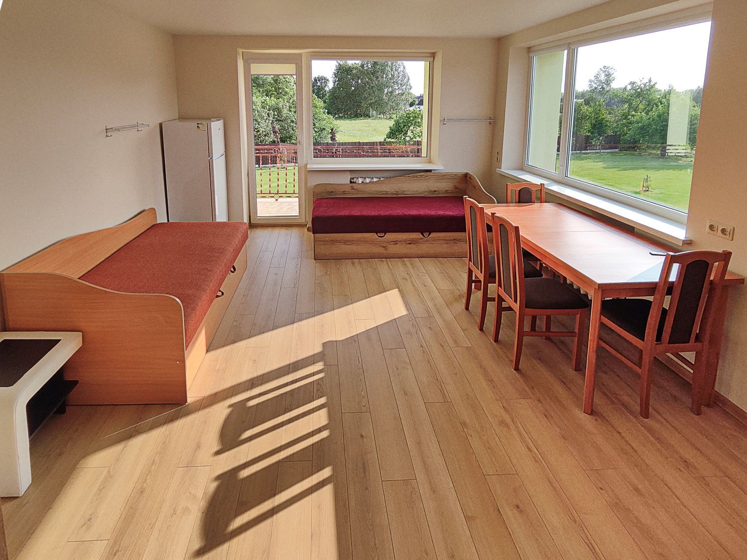 Svetainė su sofa, stalu ir kėdėmis