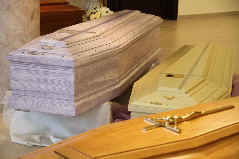 cofano funebre e omaggio floreale