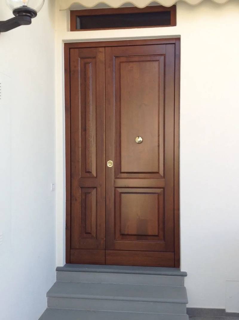 Una porta di legno con il numero 8 sopra