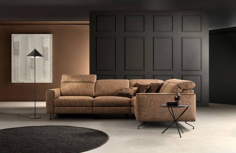 divano in pelle marrone