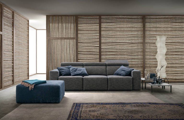 divano in tessuto di colore grigio