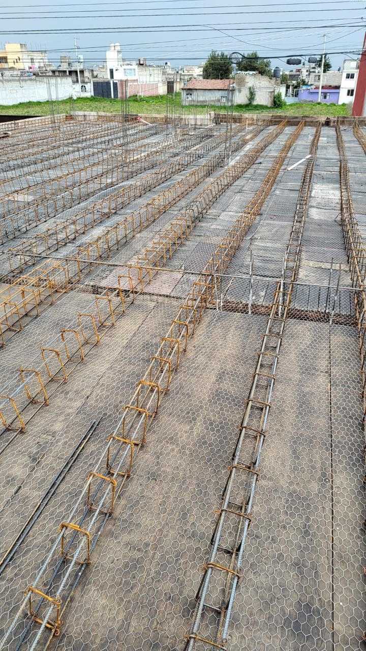 Un piso de concreto con muchas barras de acero sobre él.