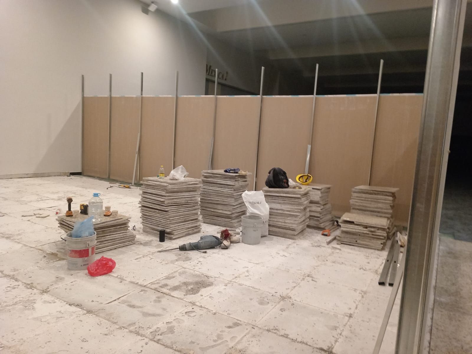 Una habitación con muchos ladrillos en el suelo.