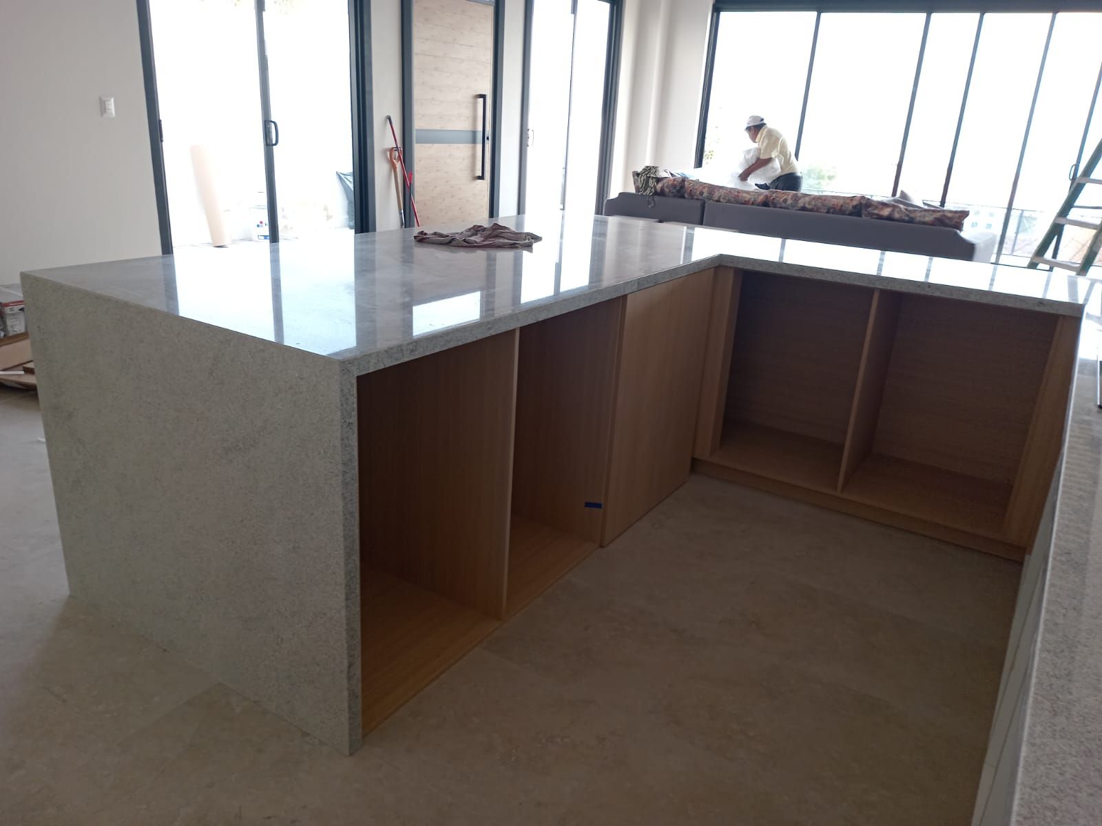 Una cocina con encimera de mármol y gabinetes de madera.