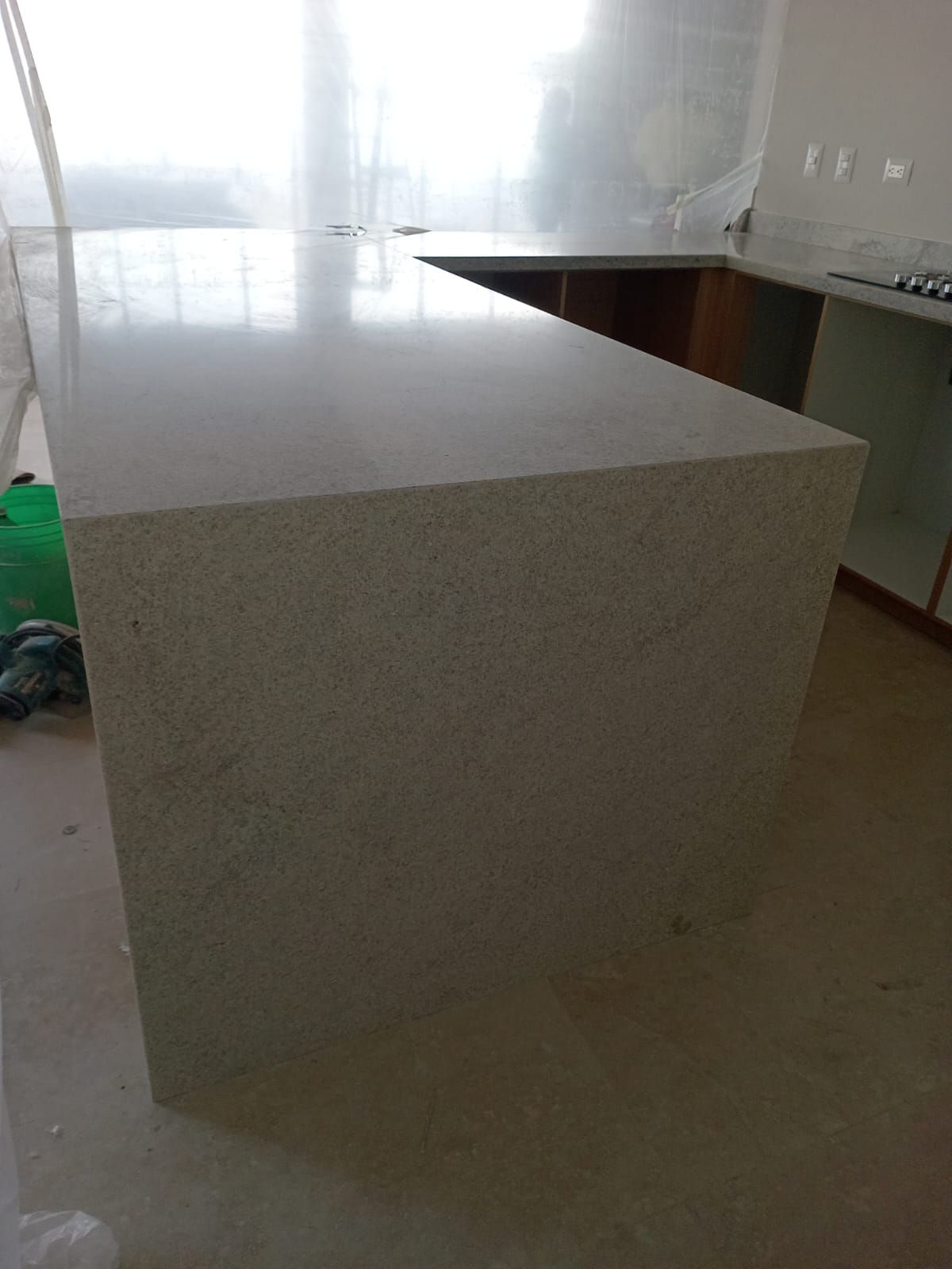 Una cocina con una gran encimera blanca.