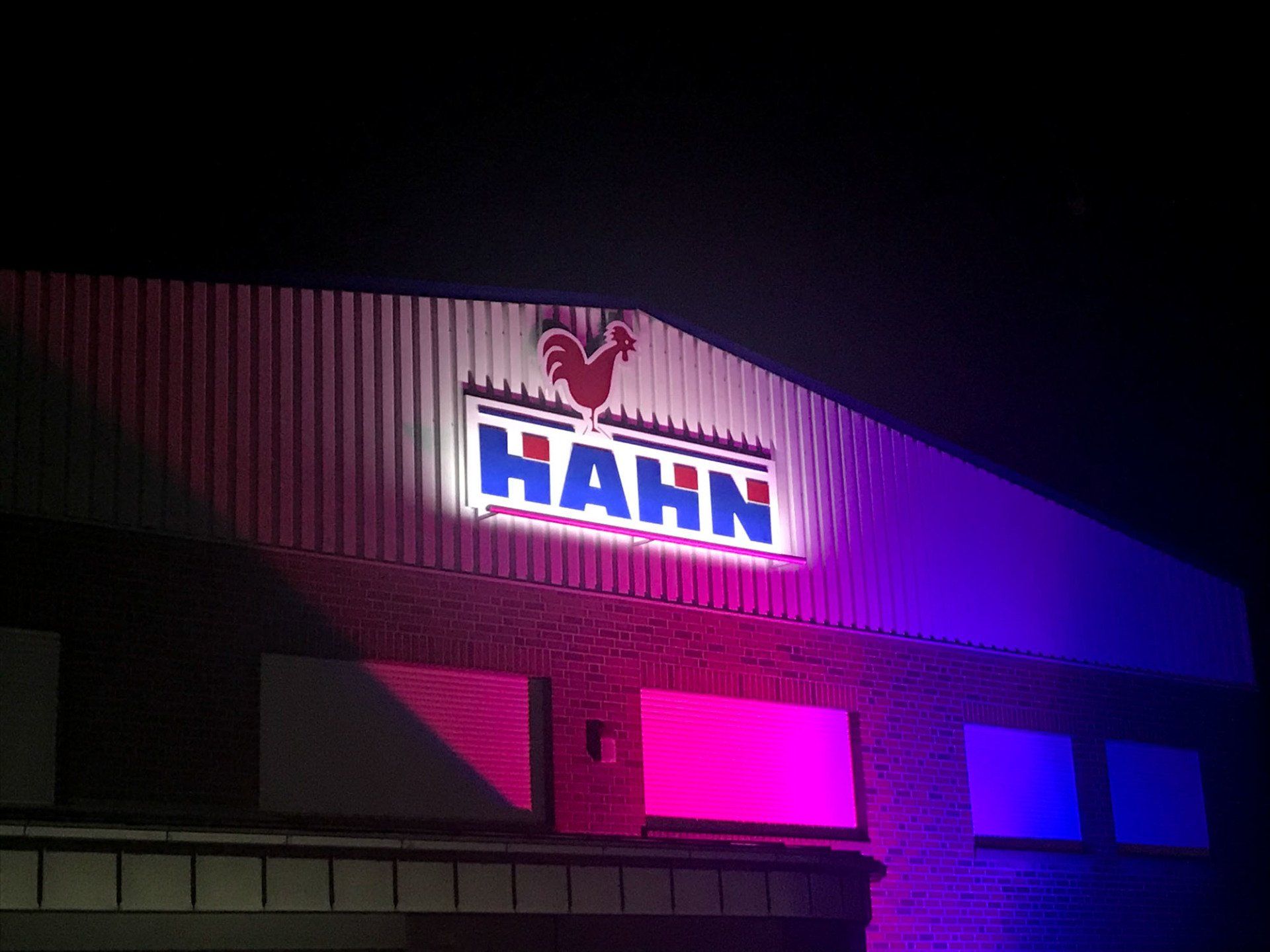 Ein Gebäude mit einem Schild mit der Aufschrift „Hahn“ und einem Hahn darauf
