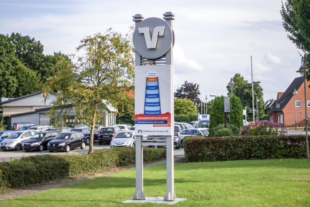 Ein Schild mit dem Buchstaben „v“ darauf