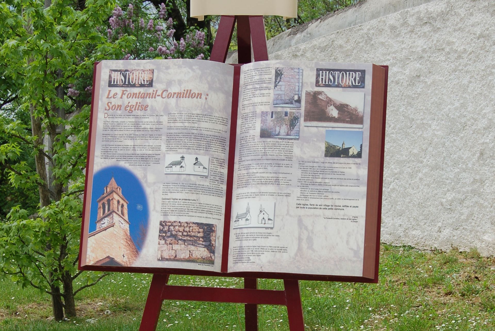 Ein Wartezimmer mit zwei Stühlen und einem Gemälde an der Wand.