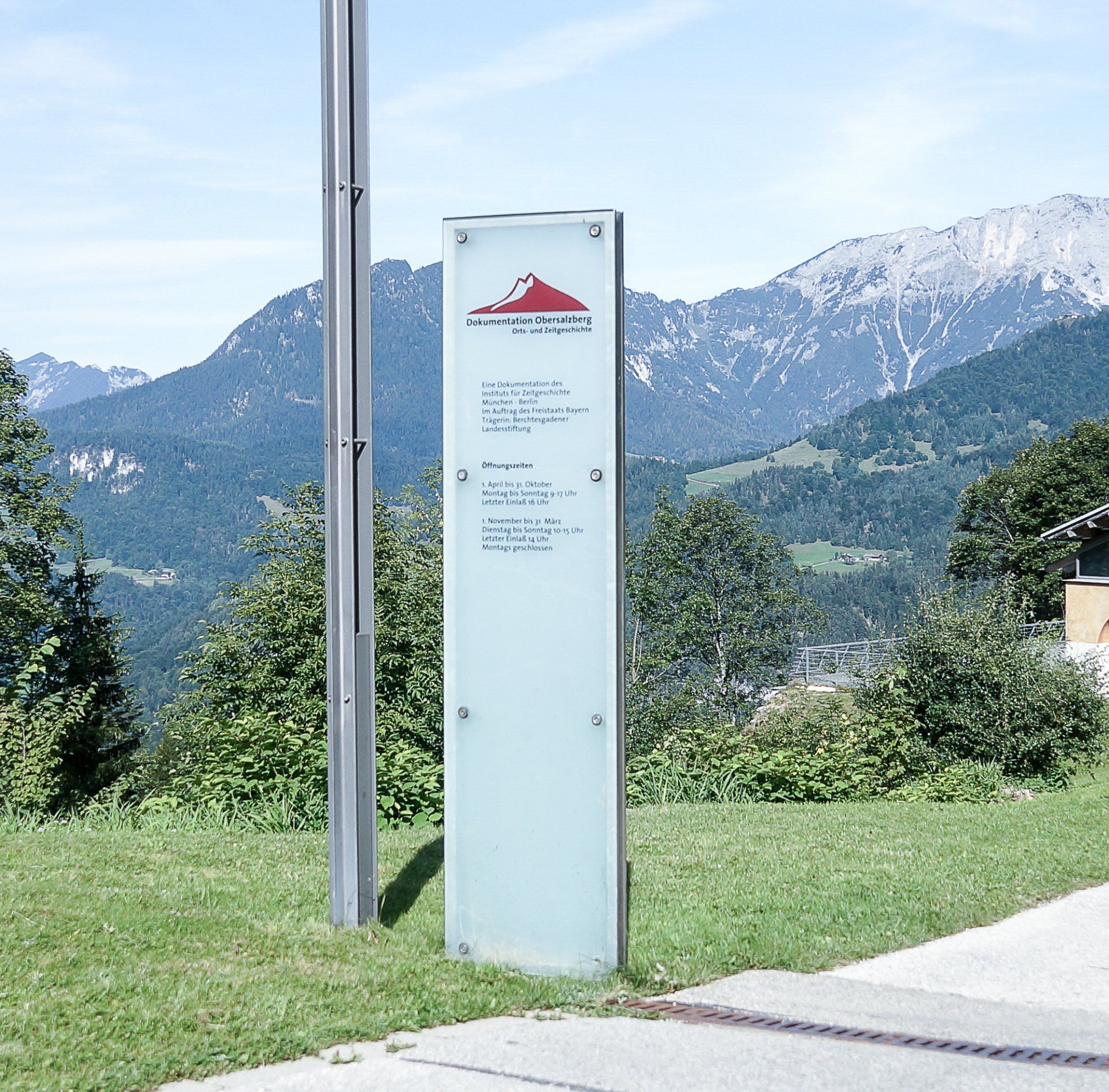 Ein großes weißes Schild mit einem roten Berg darauf