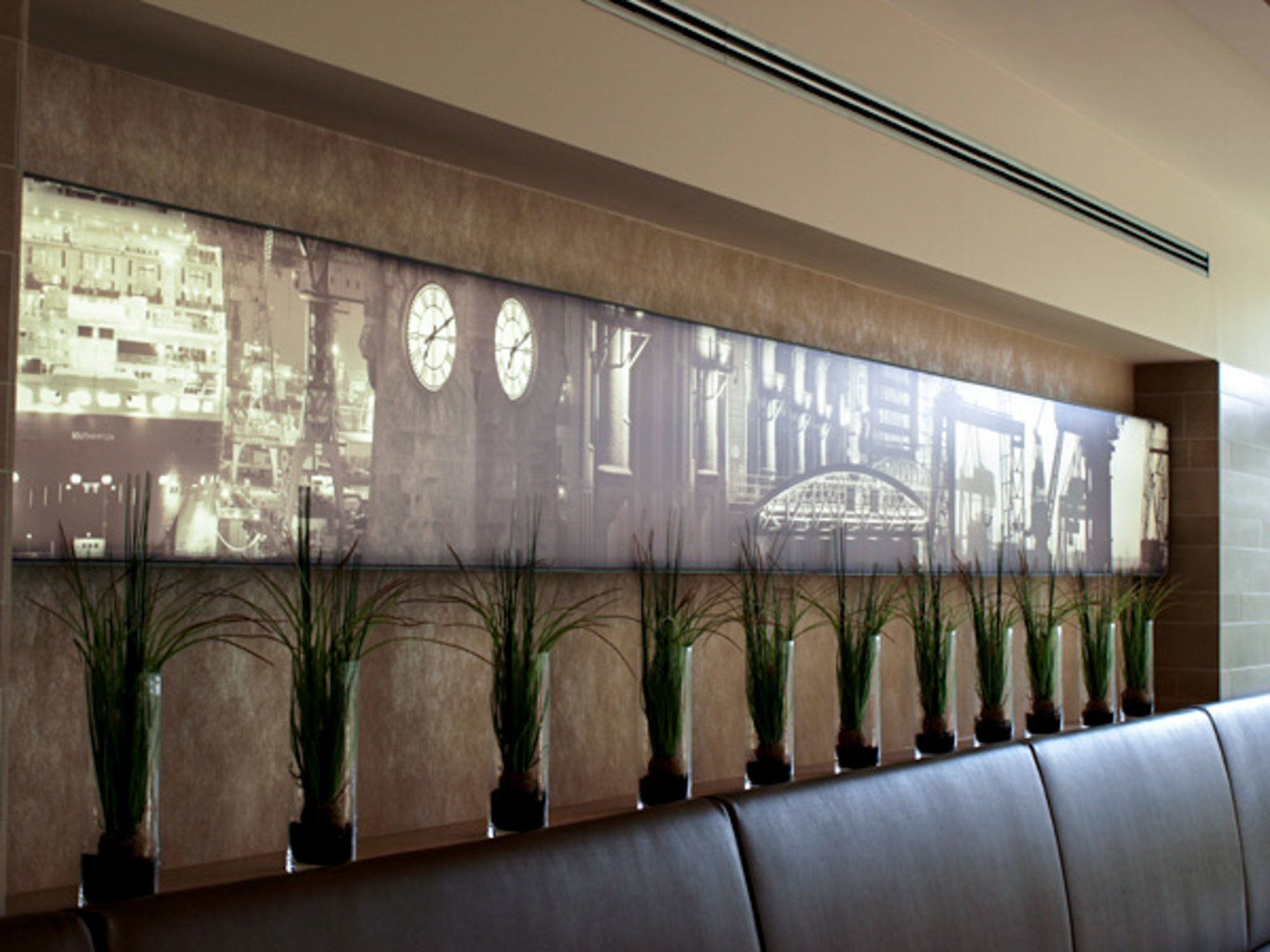 Eine Wand mit einem Bild einer Brücke und einer Uhr darauf