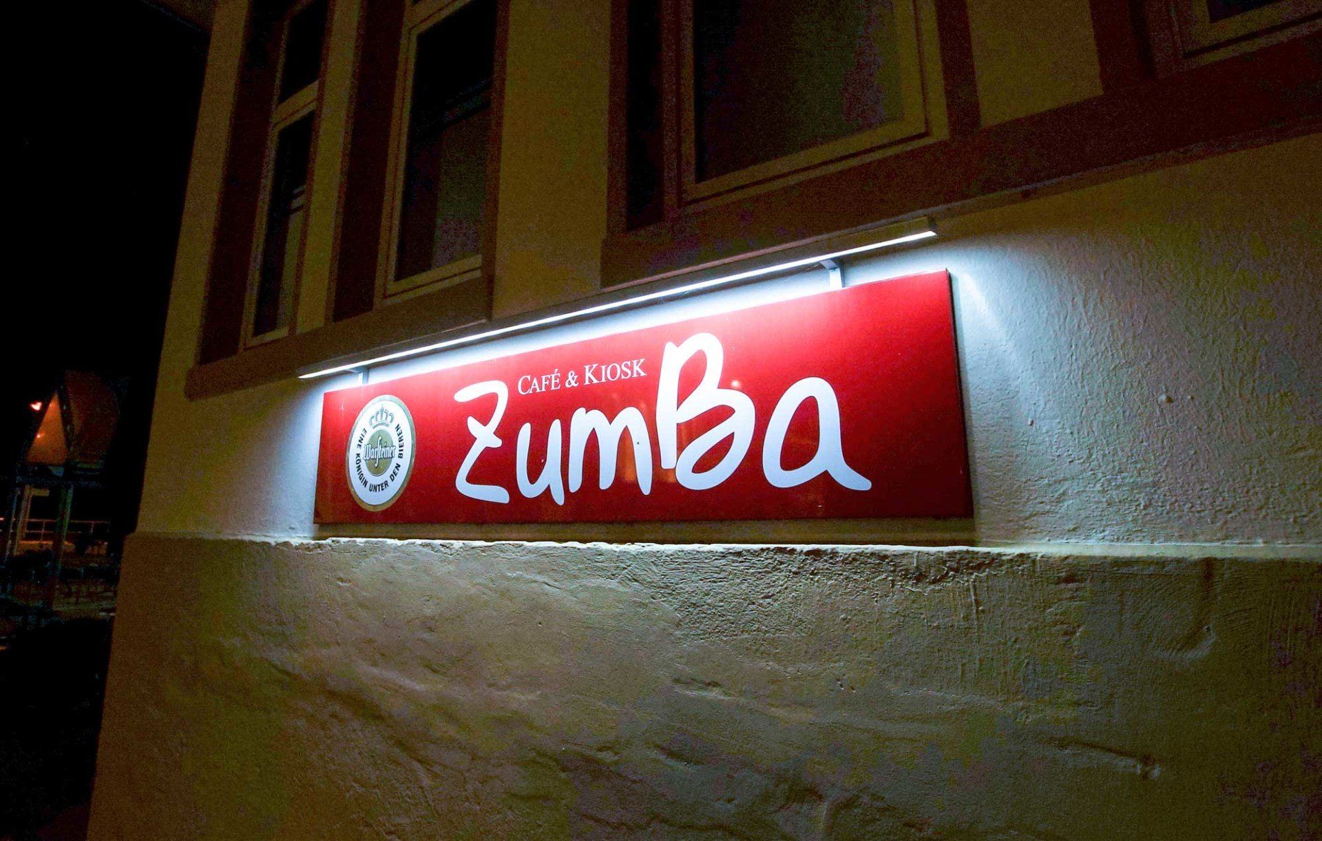 Ein rotes Schild mit der Aufschrift „Zumba“