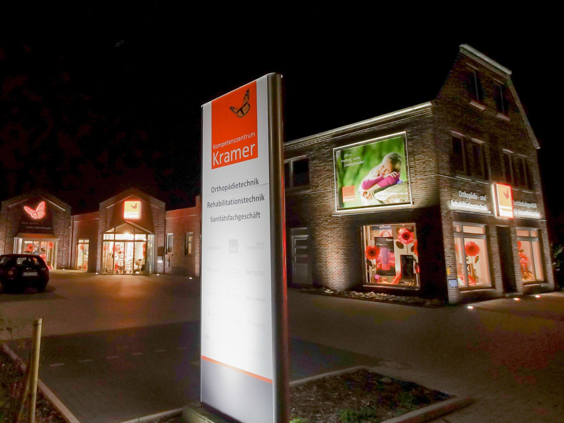 Ein Gebäude mit einem Schild mit der Aufschrift „Farel“ darauf