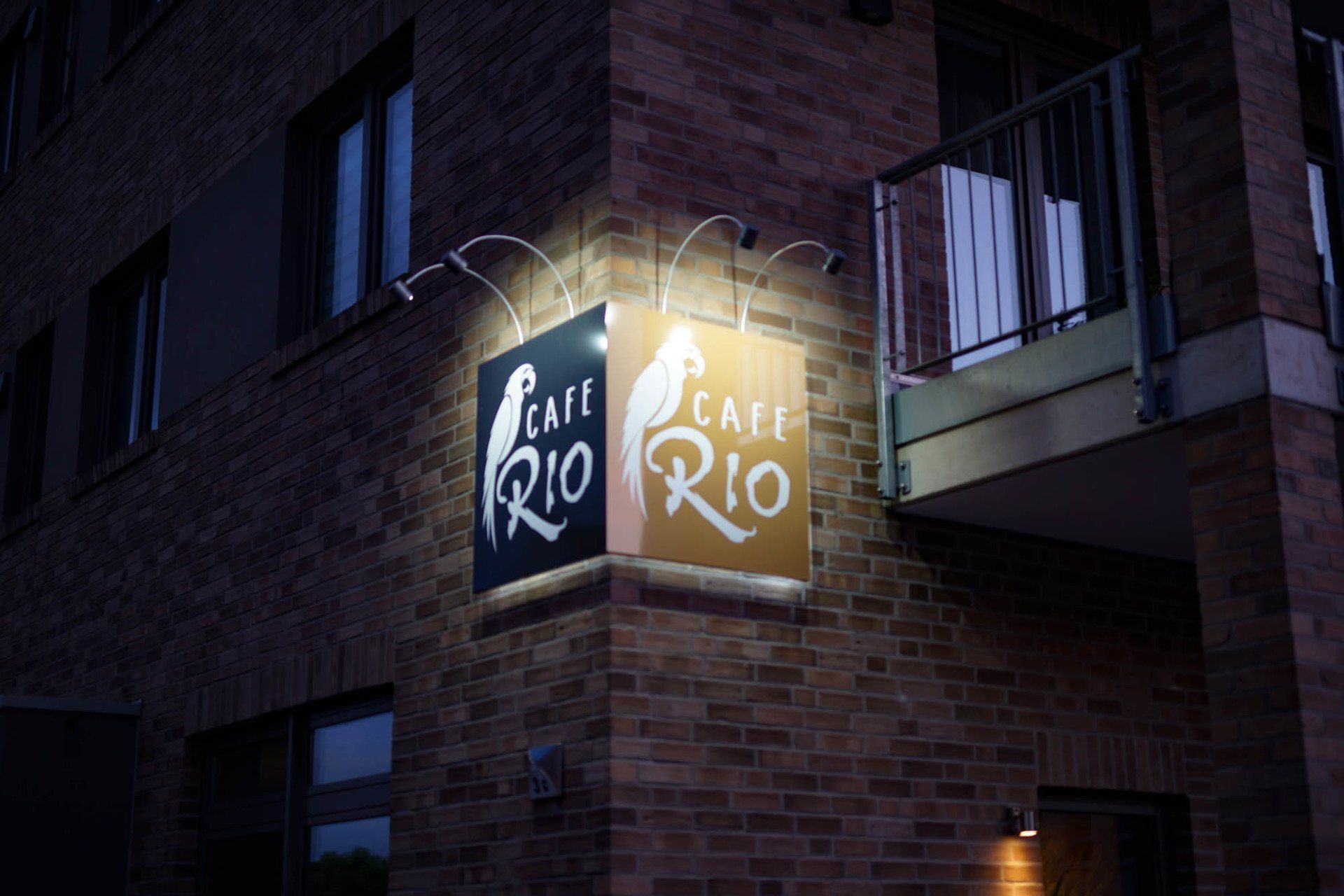 Ein Backsteingebäude mit einem Schild mit der Aufschrift „Café Rio“