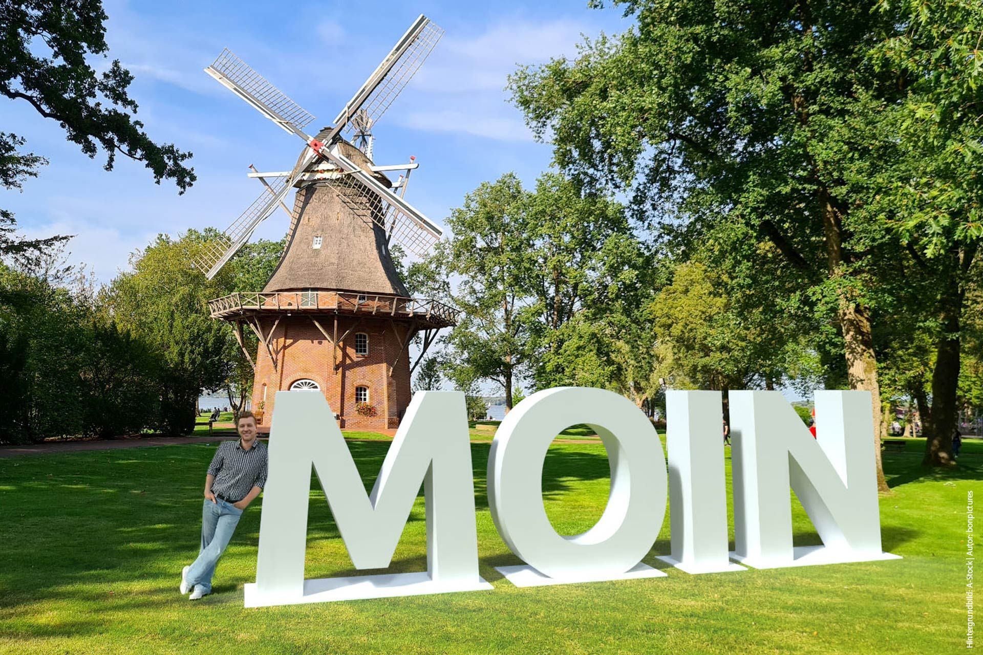 Eine Frau steht neben einem großen XXL-Schild, um das Größenverhältnis (Höhe = 200 cm) darzustellen.