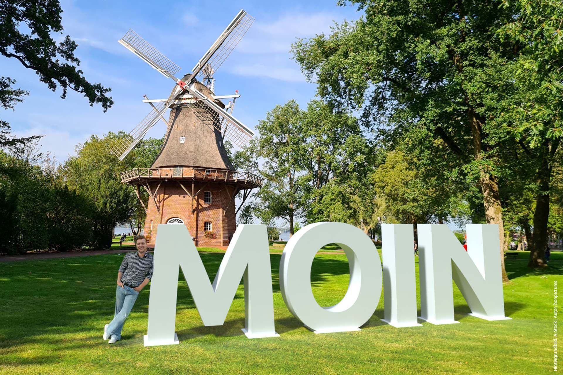 Eine Frau steht neben einem großen XXL-Schild, um das Größenverhältnis (Höhe = 200 cm) darzustellen.