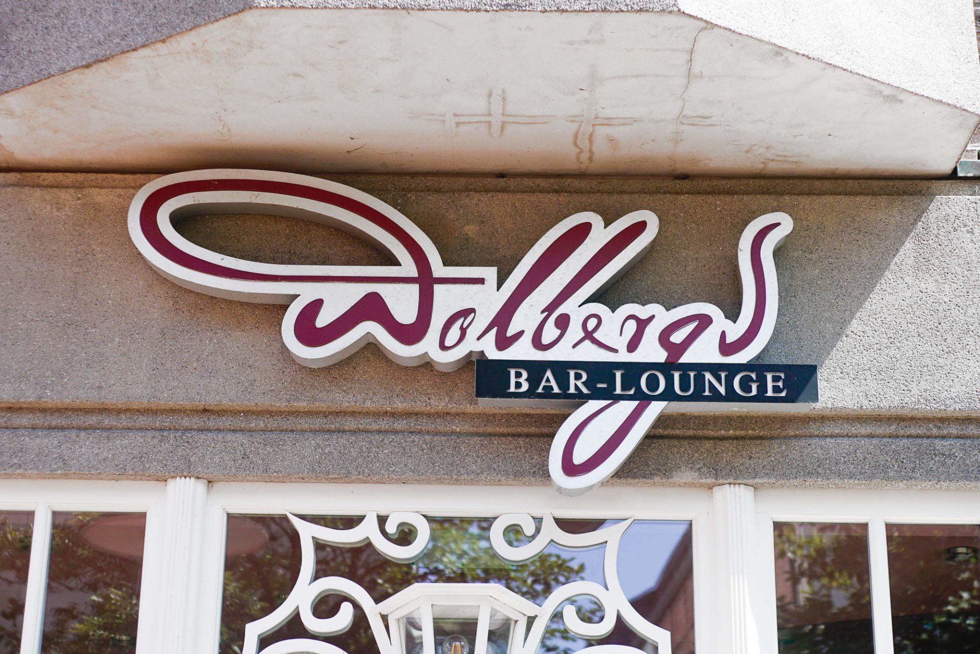 Über einem Fenster befindet sich ein Schild für die Wolbros Bar Lounge
