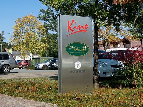Ein Edelstahlschild mit dem Wort Kino darauf