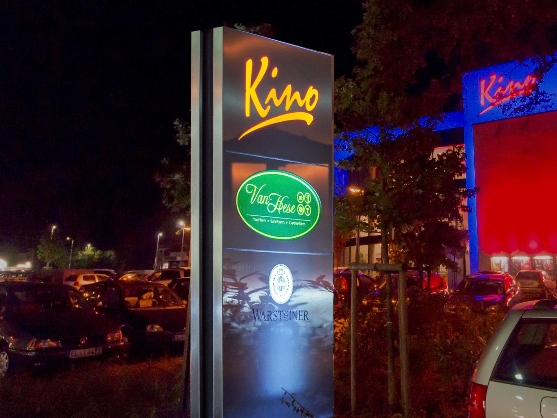 Ein Schild mit der Aufschrift „Kino ist nachts beleuchtet“