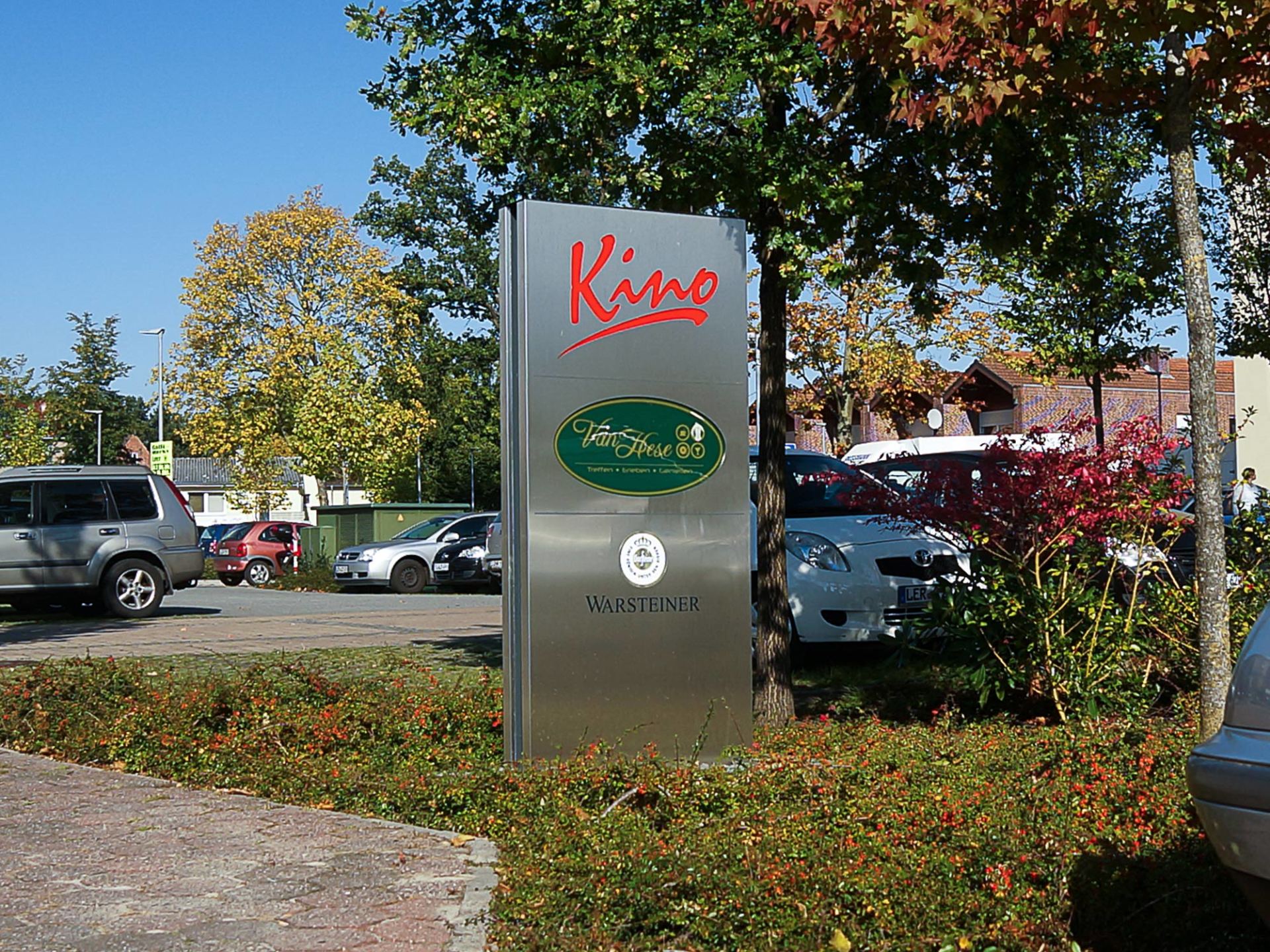 Ein Schild aus Edelstahl mit dem Wort „König“ darauf