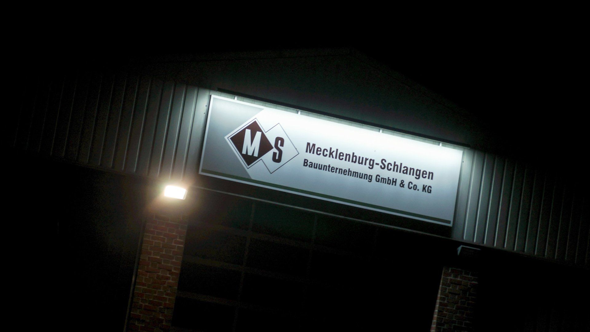 Ein Schild an der Seite eines Gebäudes mit der Aufschrift „ms