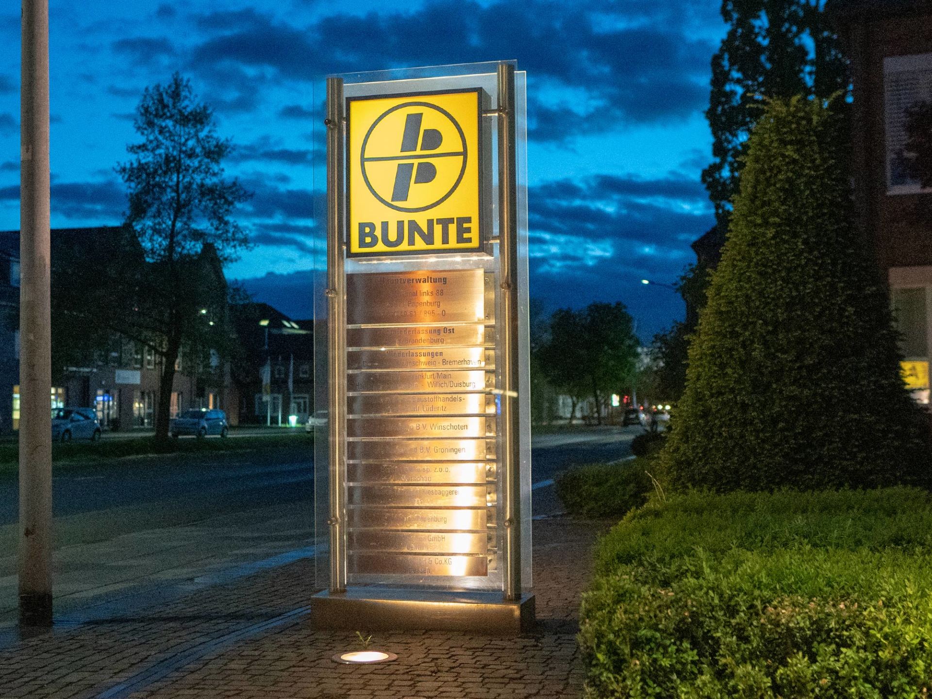 Ein Schild für Bunte ist nachts beleuchtet