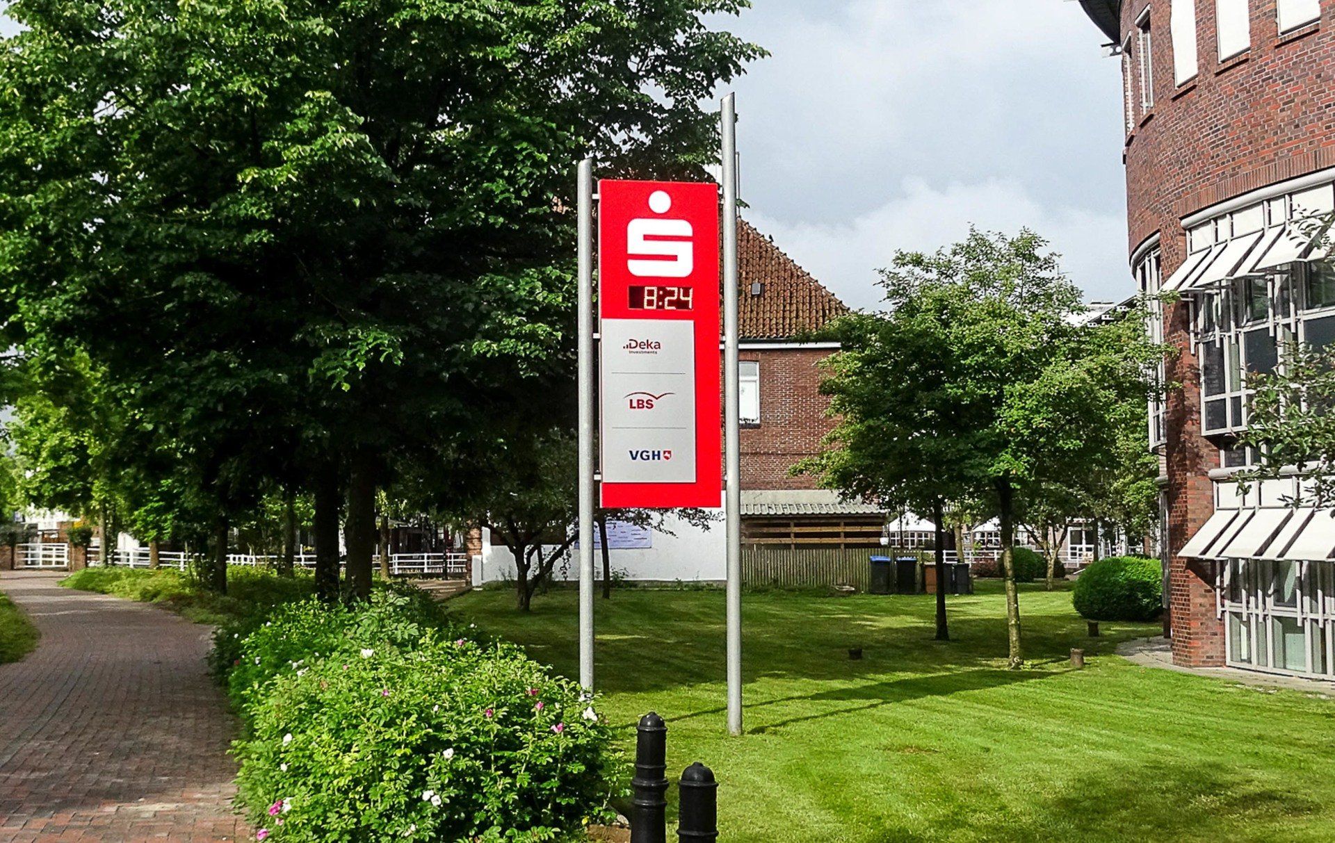 Ein rotes Schild mit dem Buchstaben s darauf