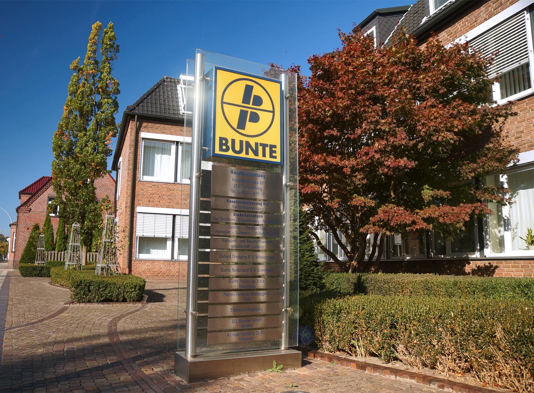 Ein Gebäude mit einem bunten Schild davor