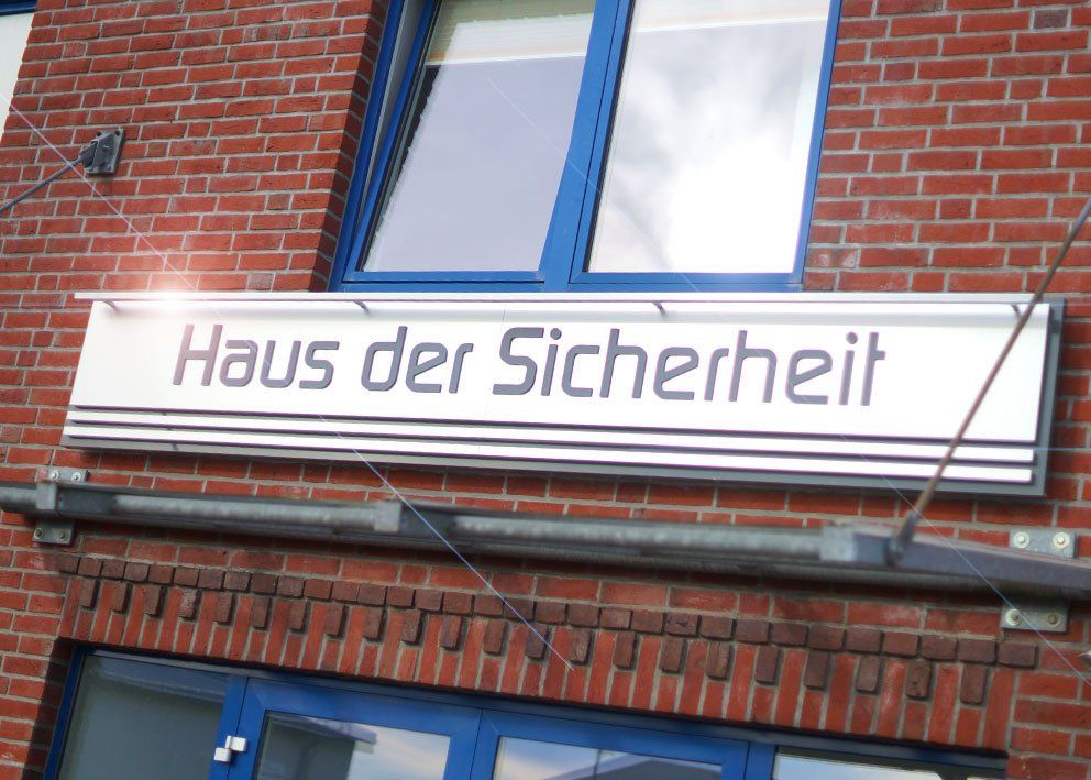 Ein Backsteingebäude mit einem Schild mit der Aufschrift „Haus der Sicherheit“