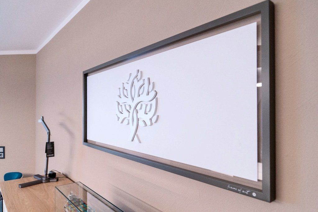 Ein Bild von einem Baum hängt an einer Wand