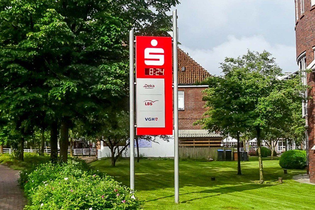 Ein rotes Schild mit dem Buchstaben s darauf