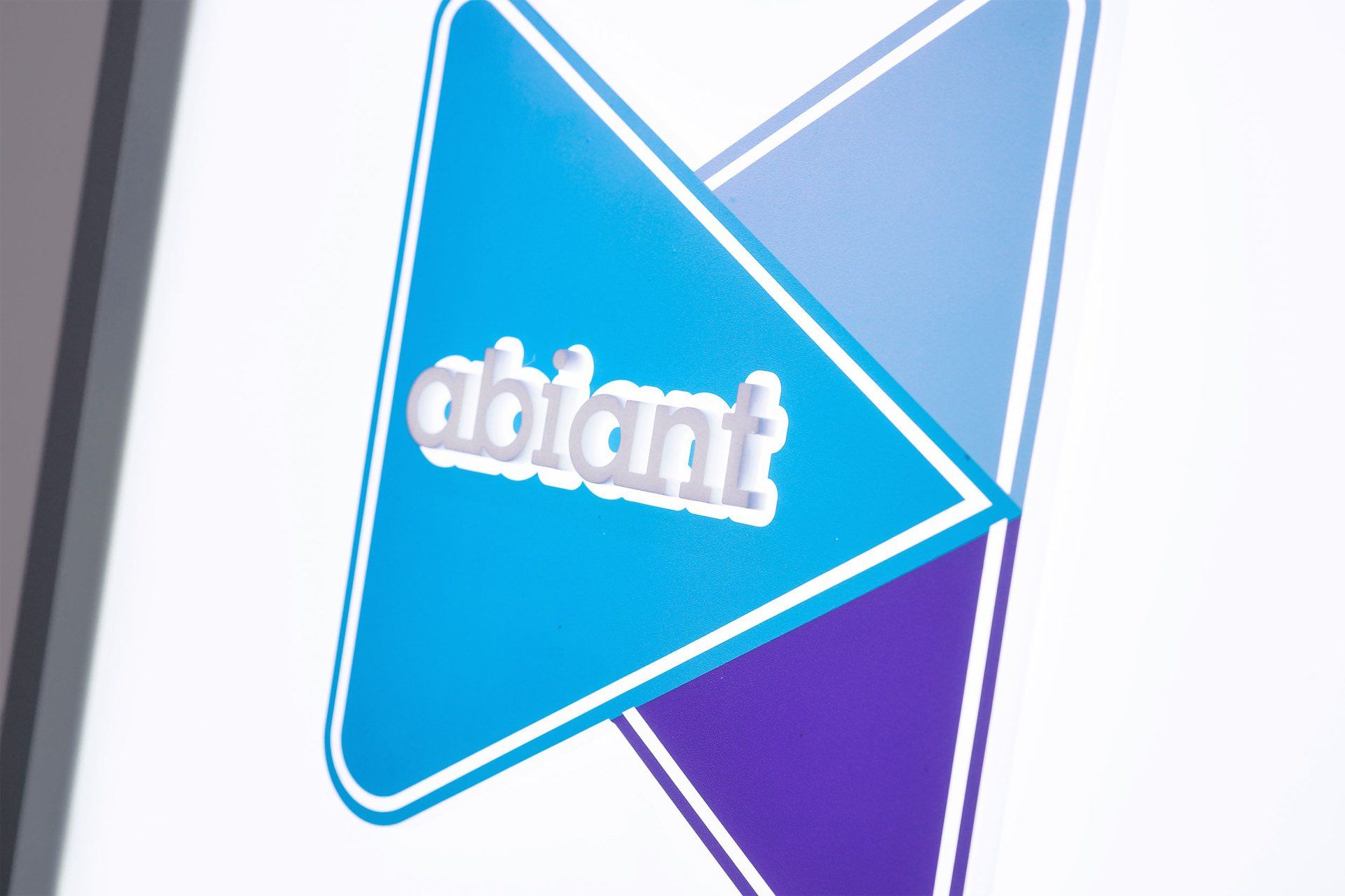 Ein blau-violettes Dreieck mit dem Wort „ablant“ darauf