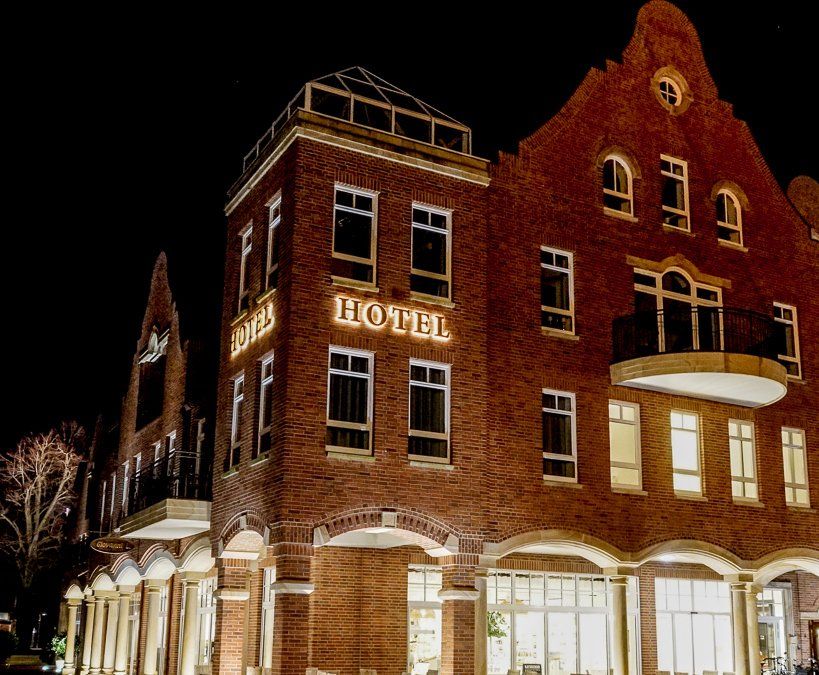 Ein großes Backsteingebäude mit dem Wort „Hotel“ darauf