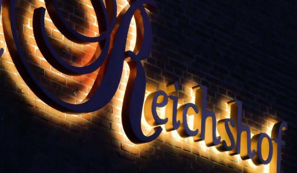 Ein Reichshof-Schild leuchtet im Dunkeln