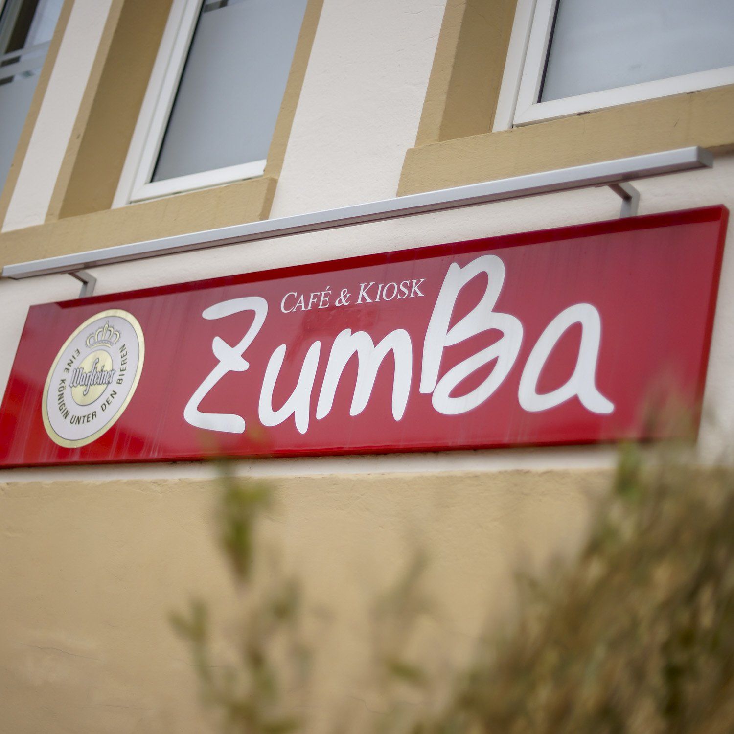 Ein rotes Schild mit der Aufschrift „Zumba“