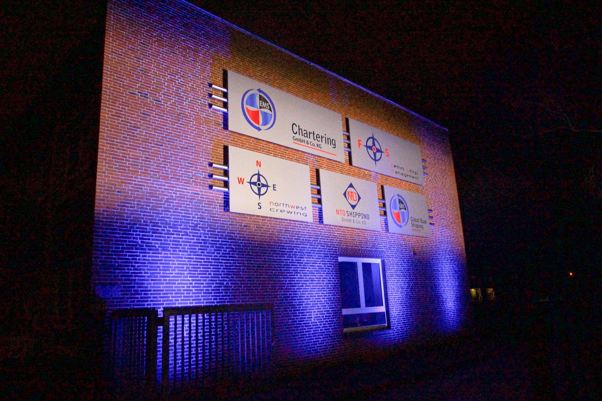 Ein Gebäude wird nachts mit blauen Lichtern beleuchtet